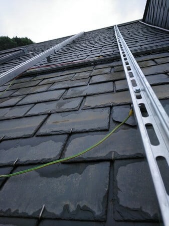 Instal·lació de panells solars fotovoltaics en teulades de pissarra