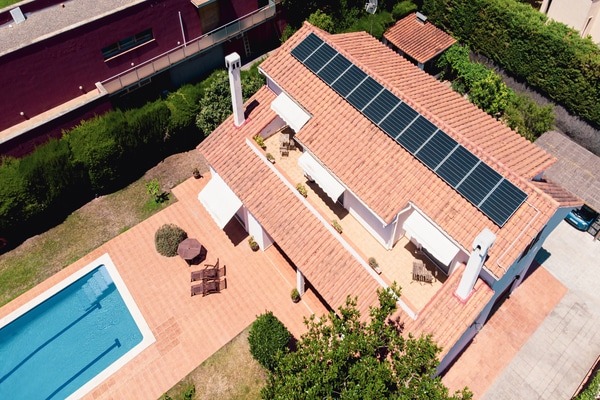 És obligatori posar plaques solars en una casa nova?