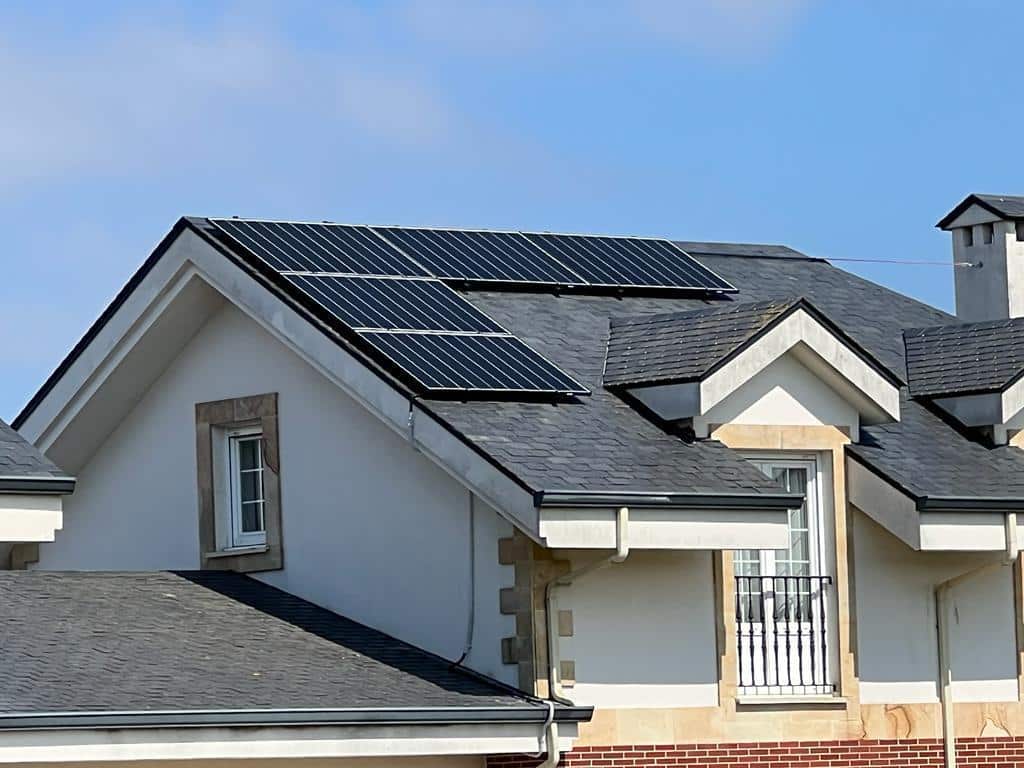Com les plaques solars poden ajudar a estalviar en la factura de la llum