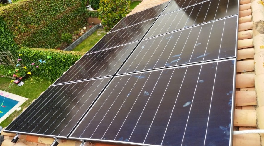Instalación de sistemas de energía solar en casas aisladas a la red