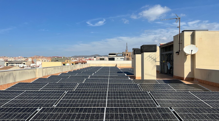 ¿Cuál es el proceso cuando una comunidad de vecinos quiere instalar placas solares en España?