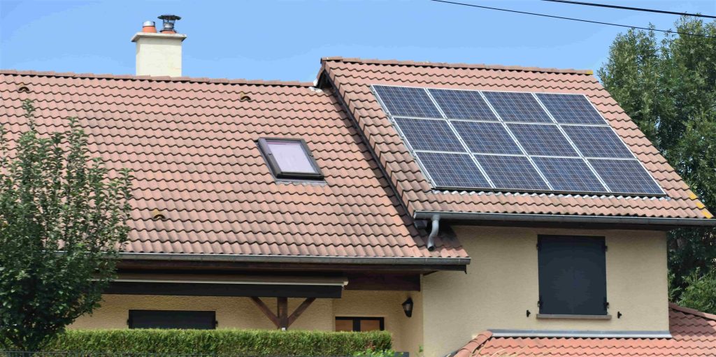 Placa solar en tejado de casa