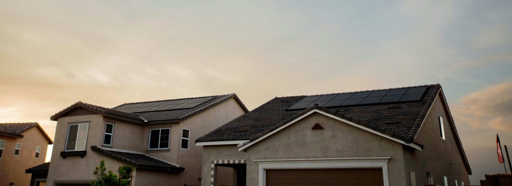 Placas solares en tejado de casas familiares