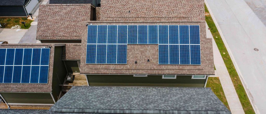 Placas solares en tejado vistas desde arriba